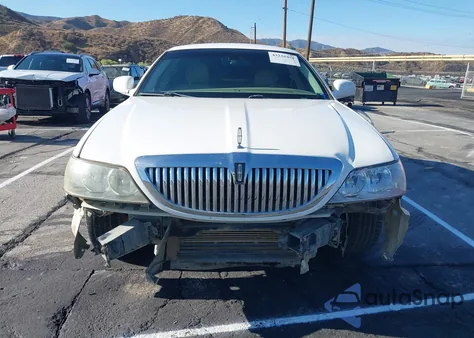 2010 Lincoln Town Car Signature Limited из США, поврежденный, VIN 2LNBL8CV4AX610956